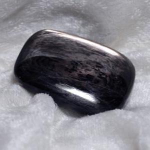 дорогоцінні камені чорного кольору